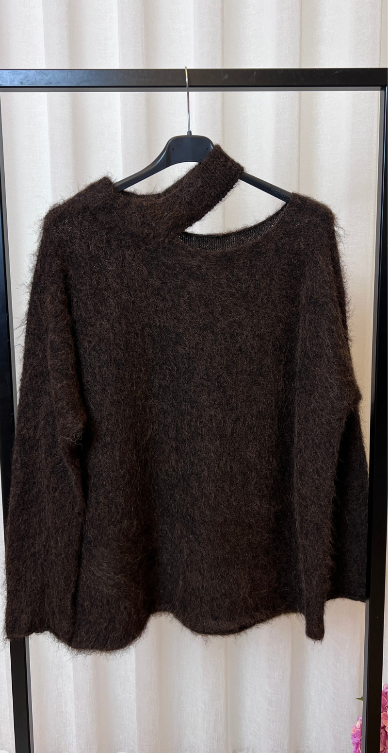 Suzan strikbluse med detalje ved skulderen brun LikeLondon