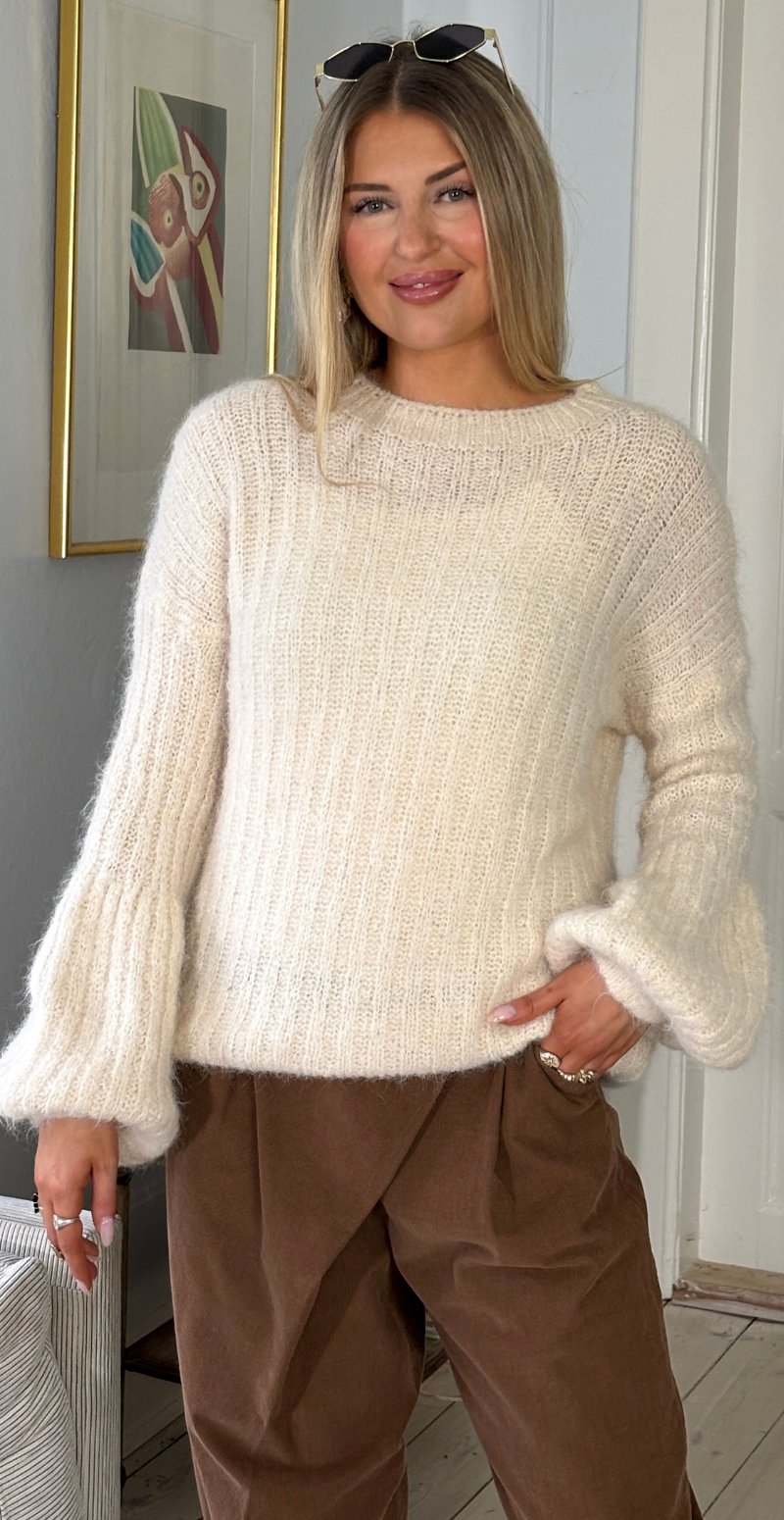 Betty strikbluse i rib med puffet ærme beige LikeLondon