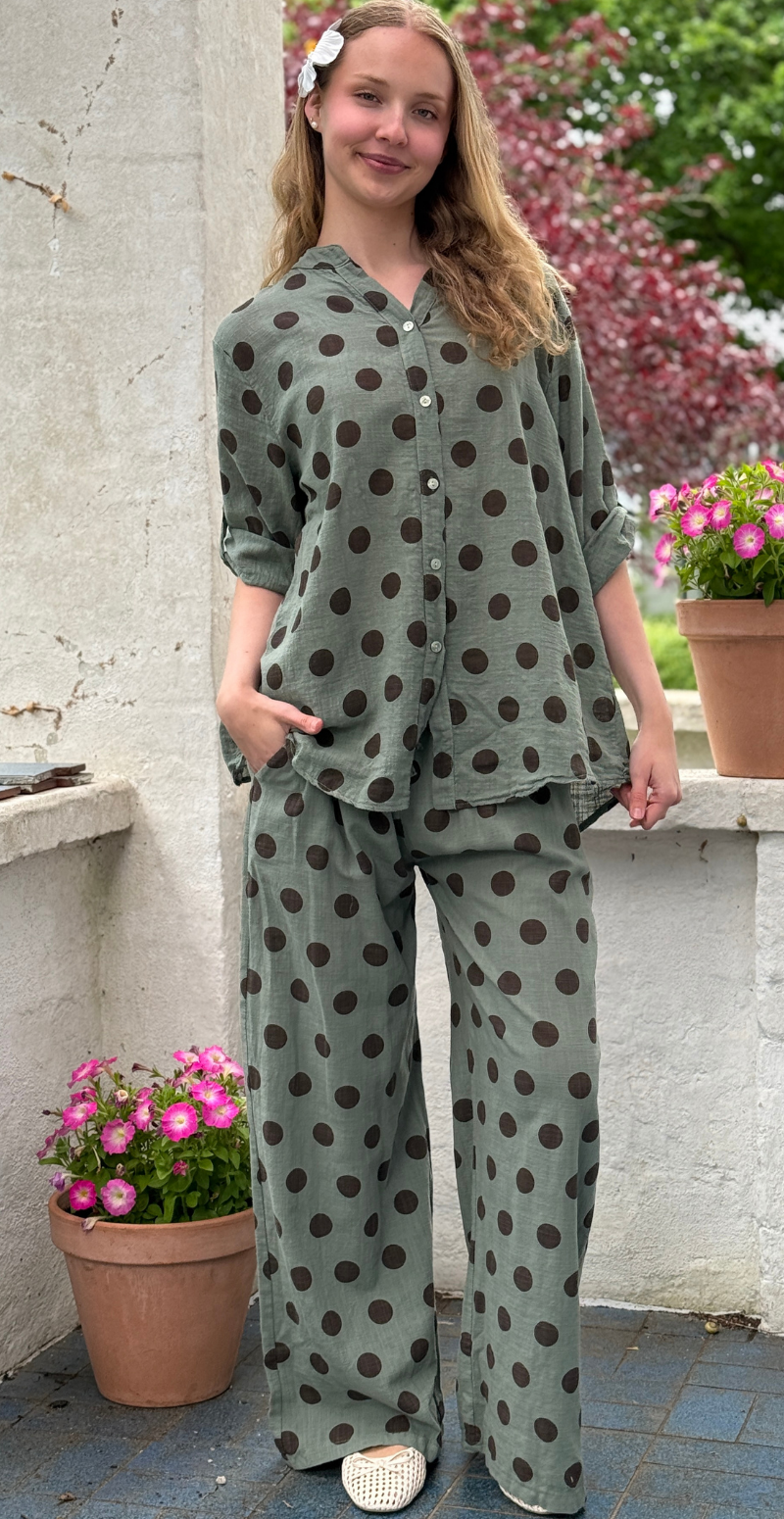 Brenda bukser med store prikker og skrålommer khaki LikeLondon