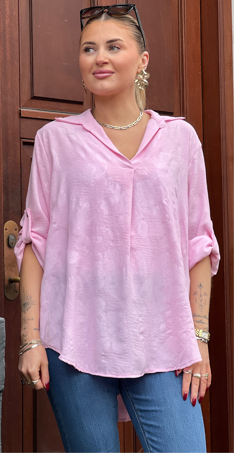 Amanda bluse med præget mønster og krave pink LikeLondon