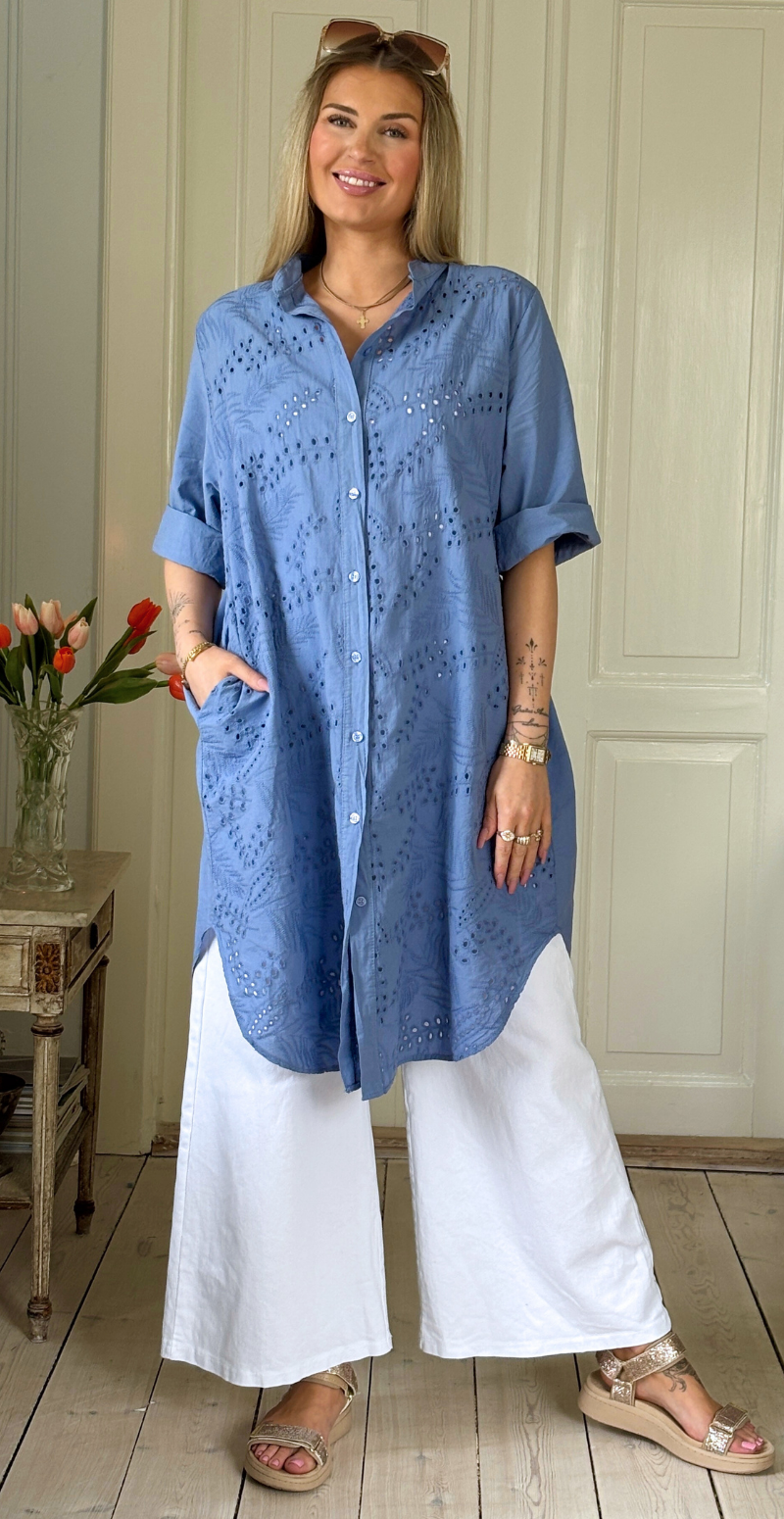 Amy kjole-tunika med knapper og broderi anglaise denimblå LikeLondon