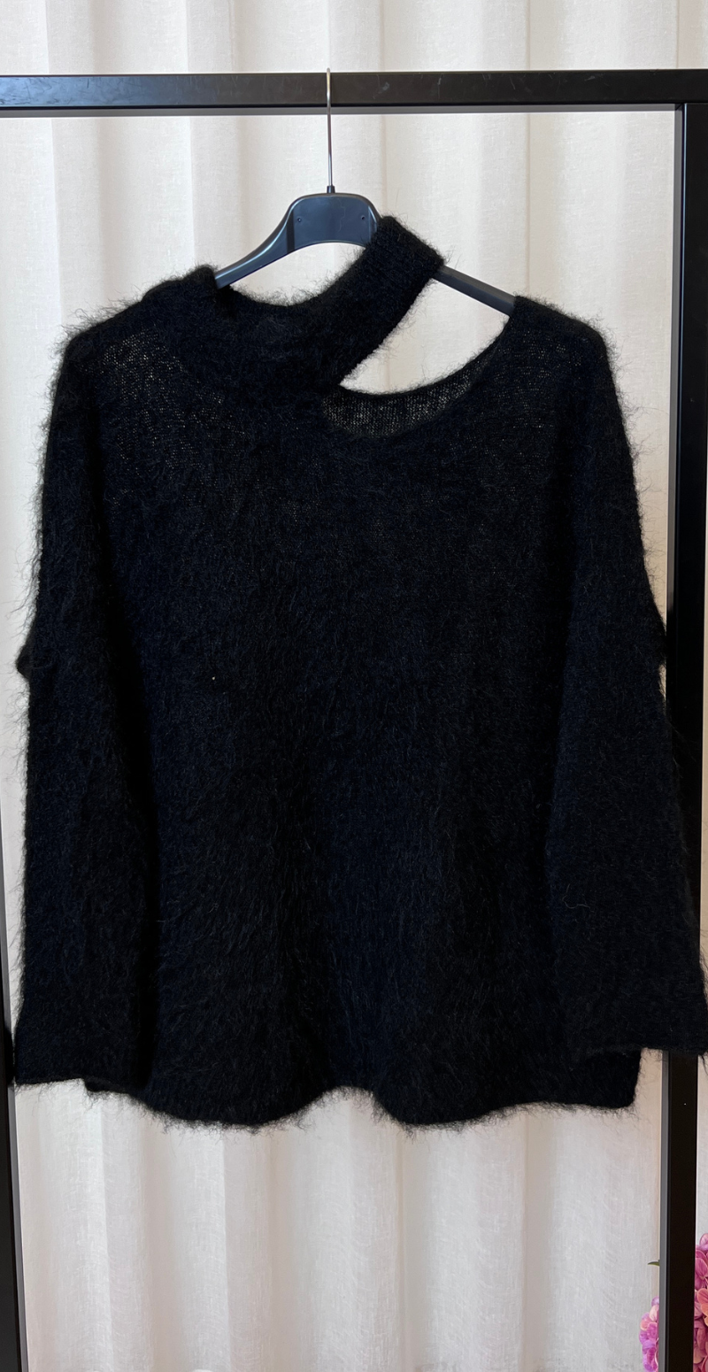 Suzan strikbluse med detalje ved skulderen sort LikeLondon