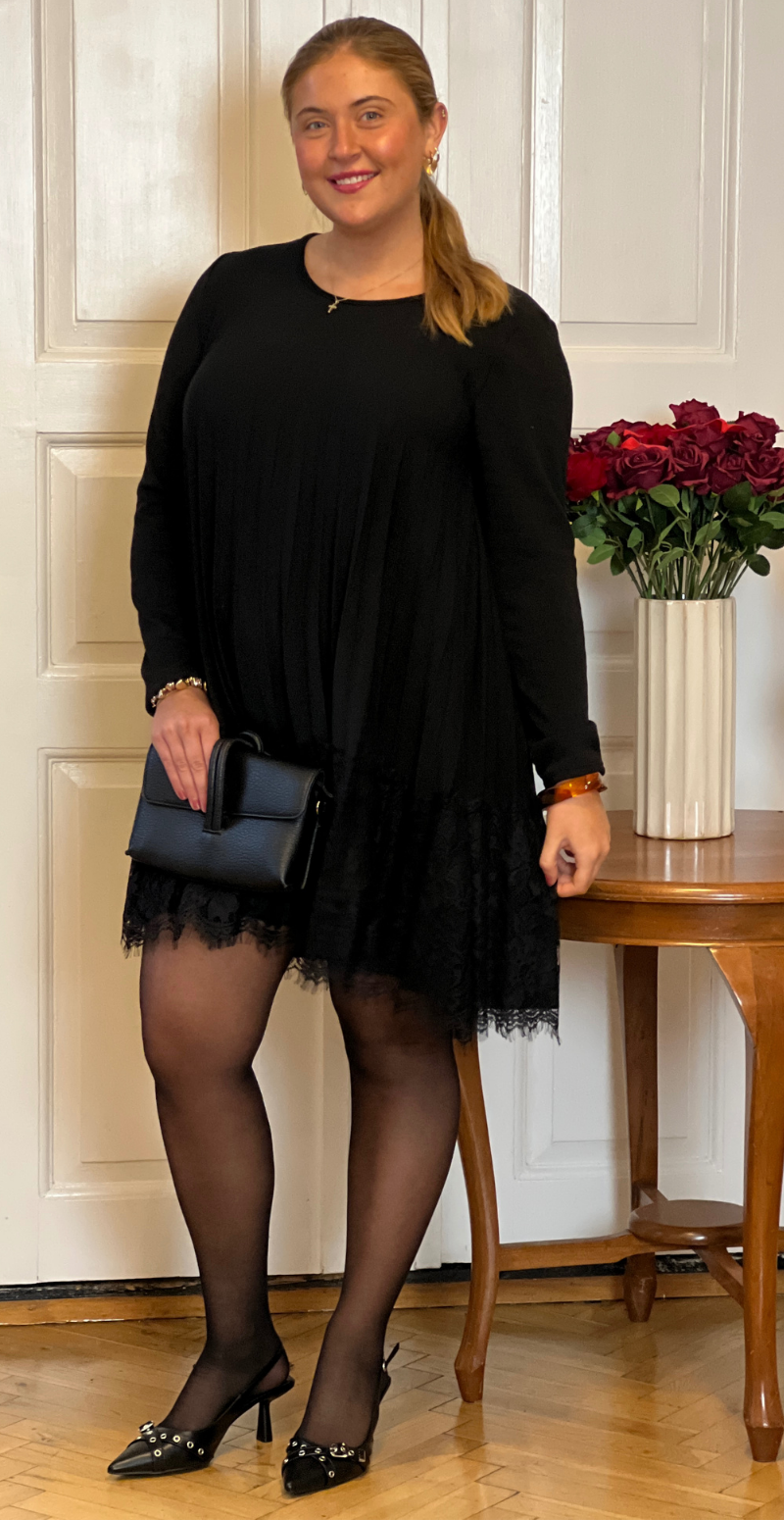 Thilde strikkjole med plissé og blondekant sort LikeLondon