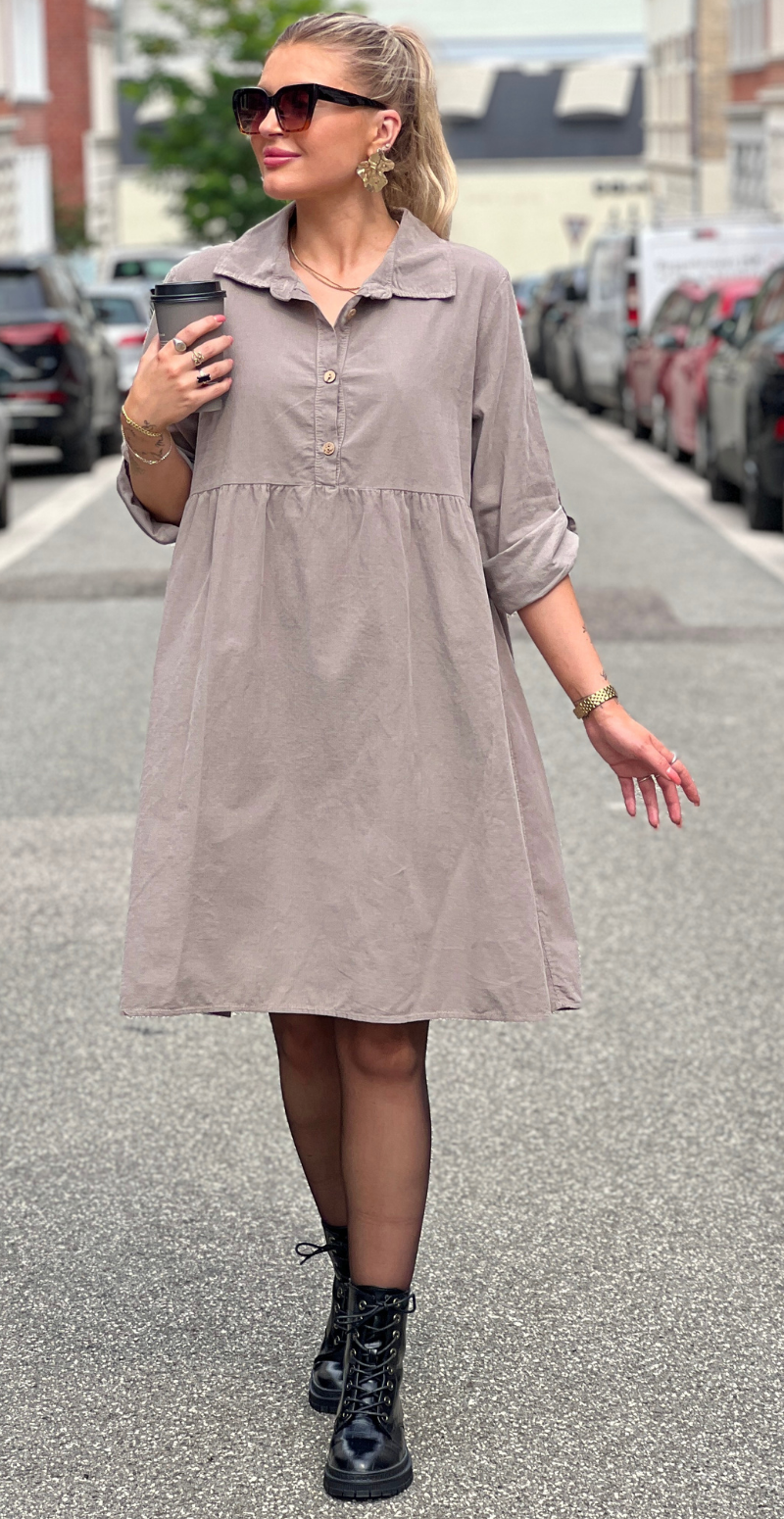 Elvira fløjlskjole med knap-detaljer fango LikeLondon