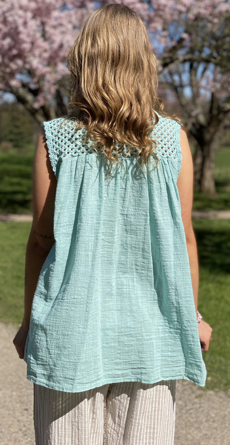 Rinda bluse uden ærmer med peplum og hæklede detaljer mint LikeLondon