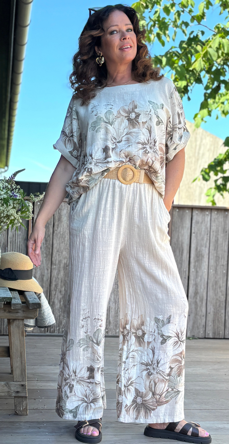 Arista sæt med bukser og bluse med blomsterprint beige LikeLondon