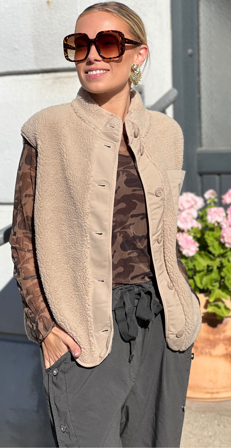 Onyx vest i teddy med brystlomme og knapper beige LikeLondon