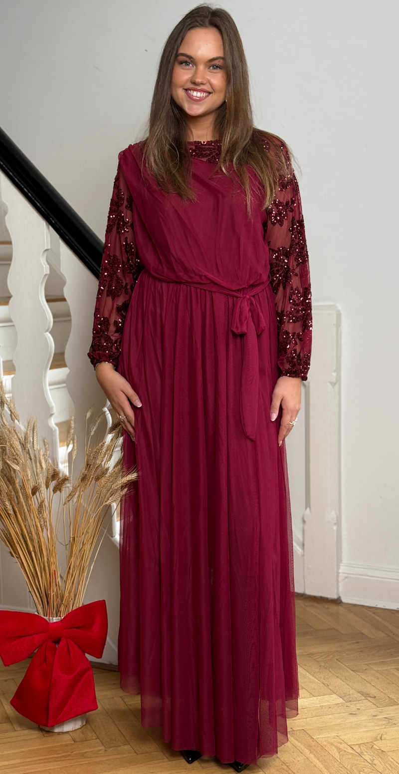 Nash kjole i chiffon med pailletter og bindbånd bordeaux LikeLondon