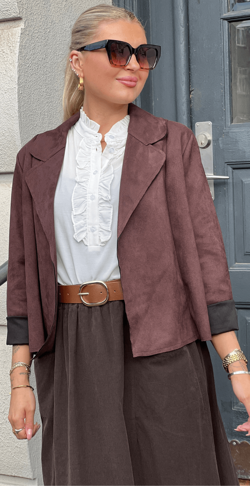 Mandy kort jakke i ruskindslook brun LikeLondon