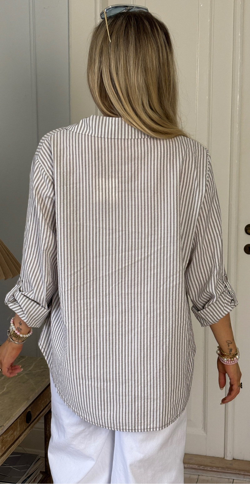 Omega skjortebluse med krepp og striber fango LikeLondon