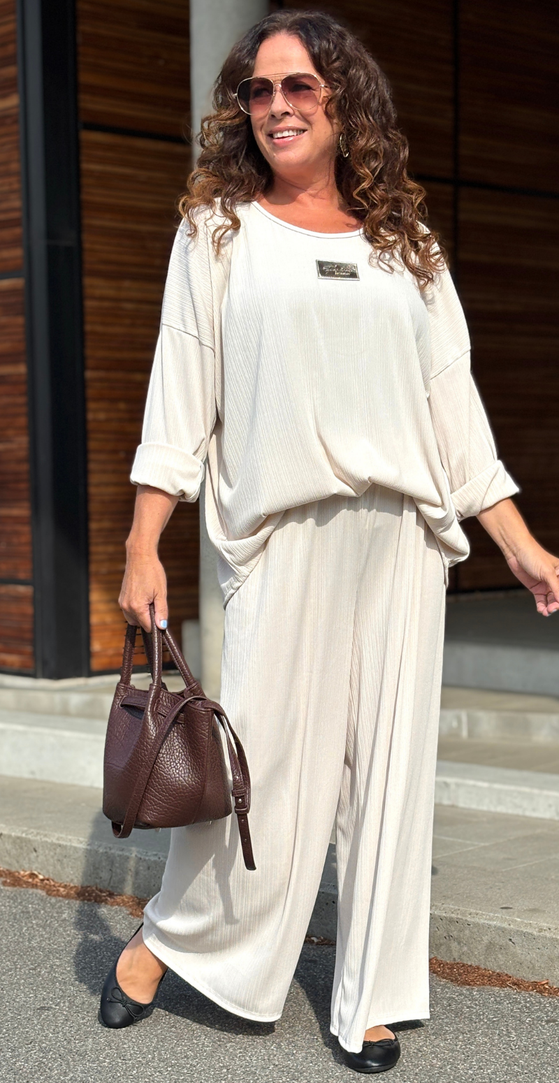 Tessie sæt med struktur og logo fortil bluse og bukser beige LikeLondon