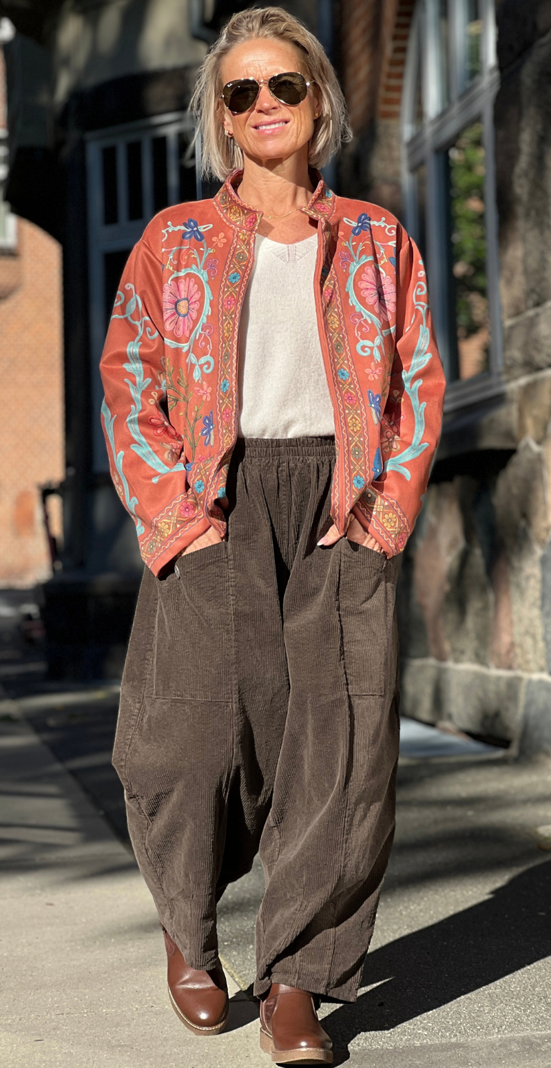 Estelle jakke i ruskindslook med blomstermønster rust LikeLondon