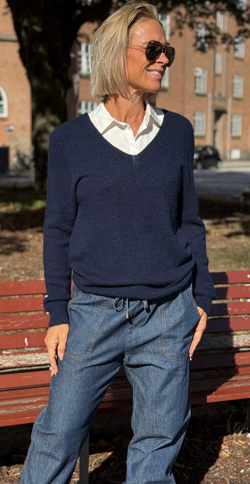 Karen strikbluse i baby alpaca uld med v-hals navy LikeLondon