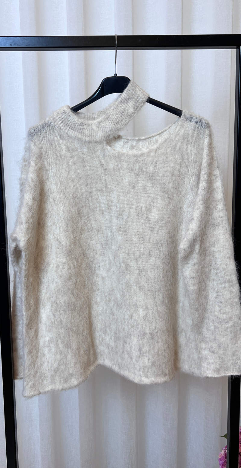 Suzan strikbluse med detalje ved skulderen beige LikeLondon