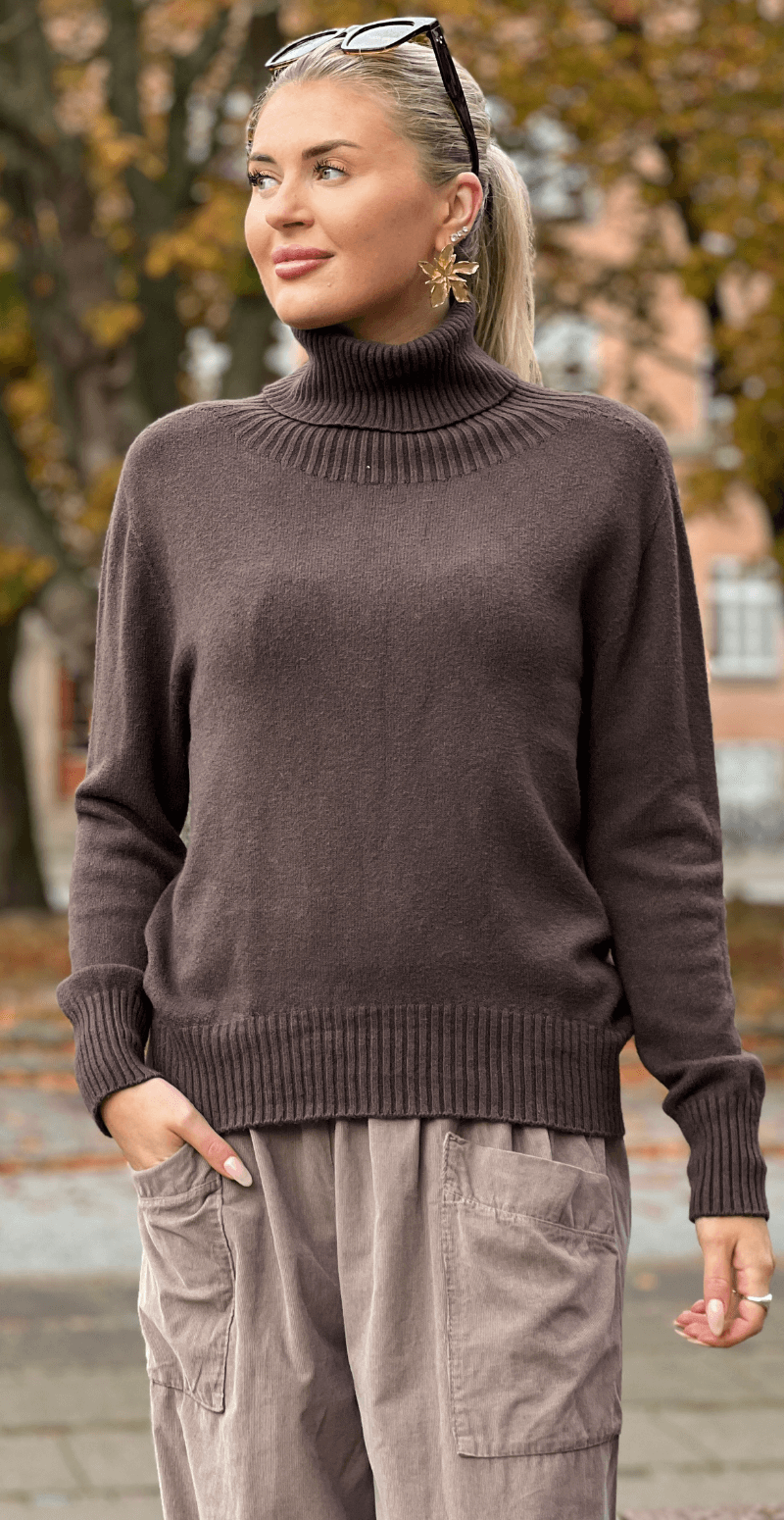 Abelone strik med rullekrave brun LikeLondon