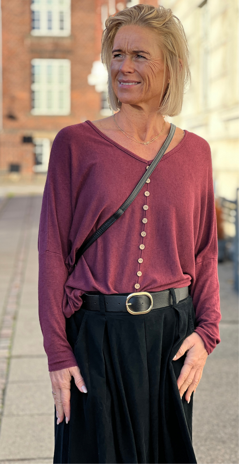 Josephine bluse med pynteknapper bordo LikeLondon