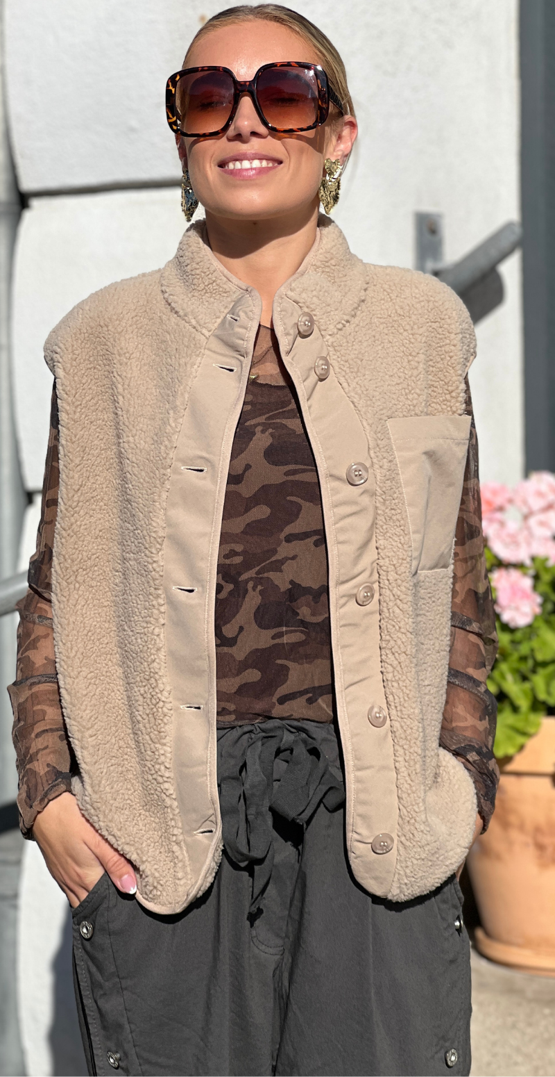 Onyx vest i teddy med brystlomme og knapper beige LikeLondon
