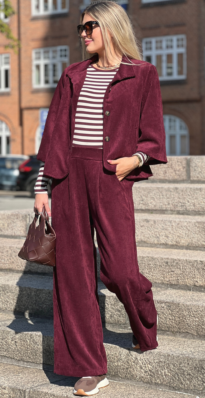 Ellinor fløjlsjakke med krave og hornknapper bordeaux LikeLondon