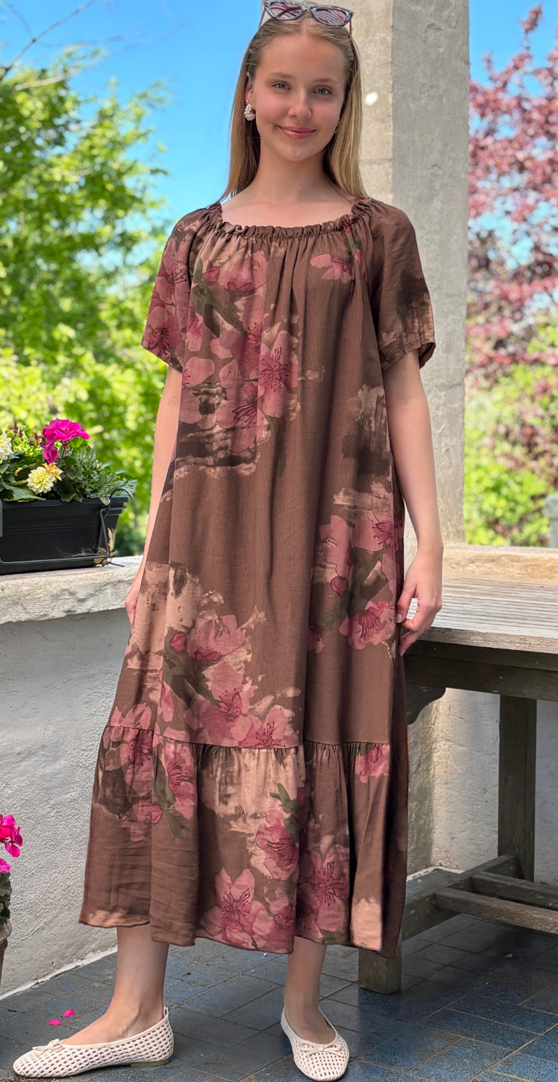 Eloise lang kjole med blomsterprint og peplumkant brun LikeLondon