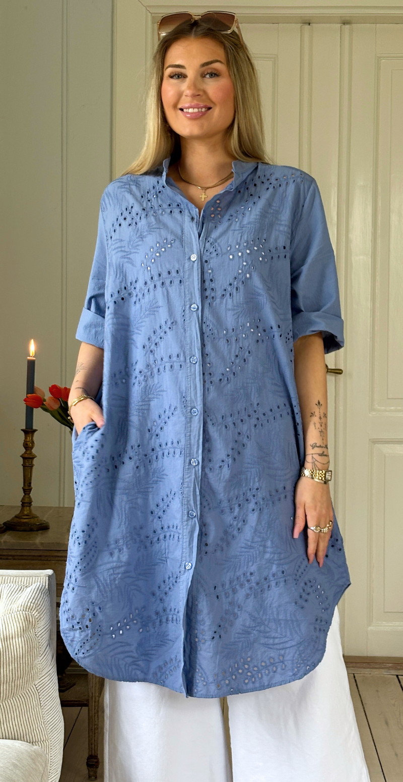 Amy kjole-tunika med knapper og broderi anglaise denimblå LikeLondon
