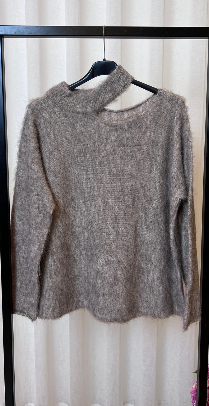 Suzan strikbluse med detalje ved skulderen taupe LikeLondon