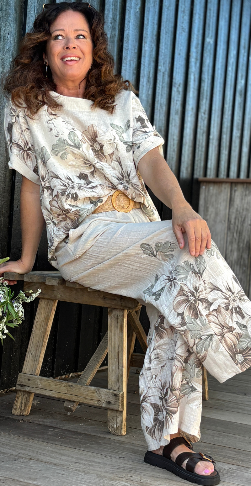 Arista sæt med bukser og bluse med blomsterprint beige LikeLondon