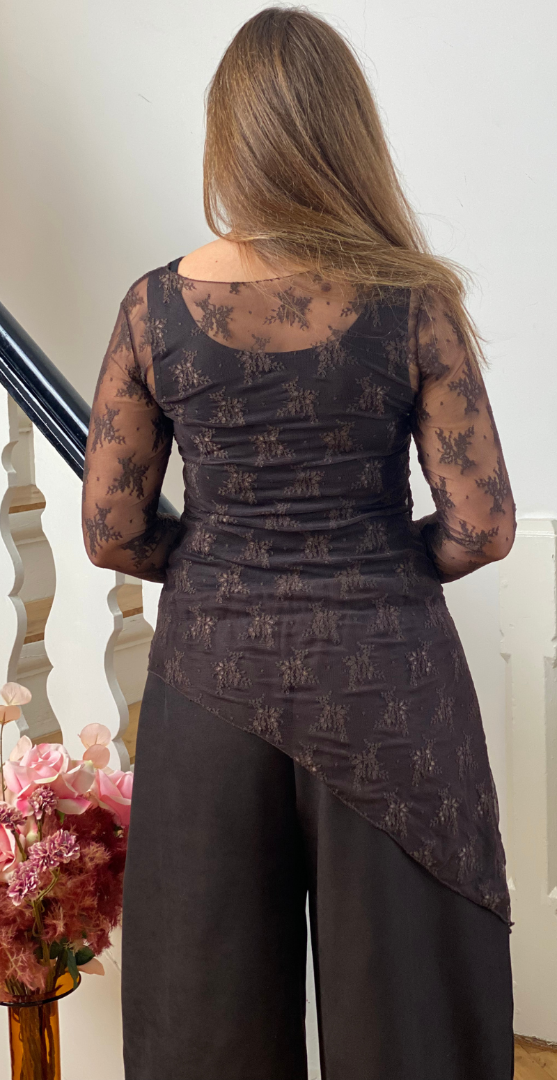 Thea blondebluse med asymmetrisk snit og broderi brun LikeLondon