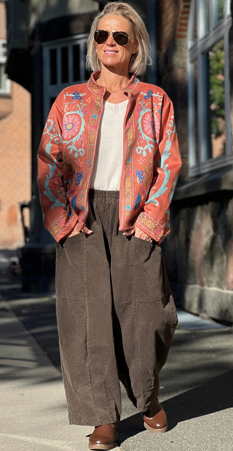 Estelle jakke i ruskindslook med blomstermønster rust LikeLondon