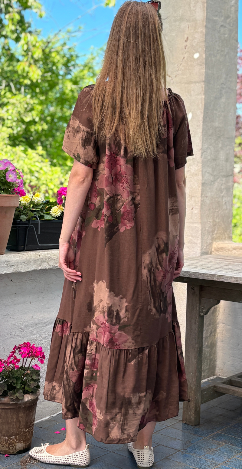 Eloise lang kjole med blomsterprint og peplumkant brun LikeLondon