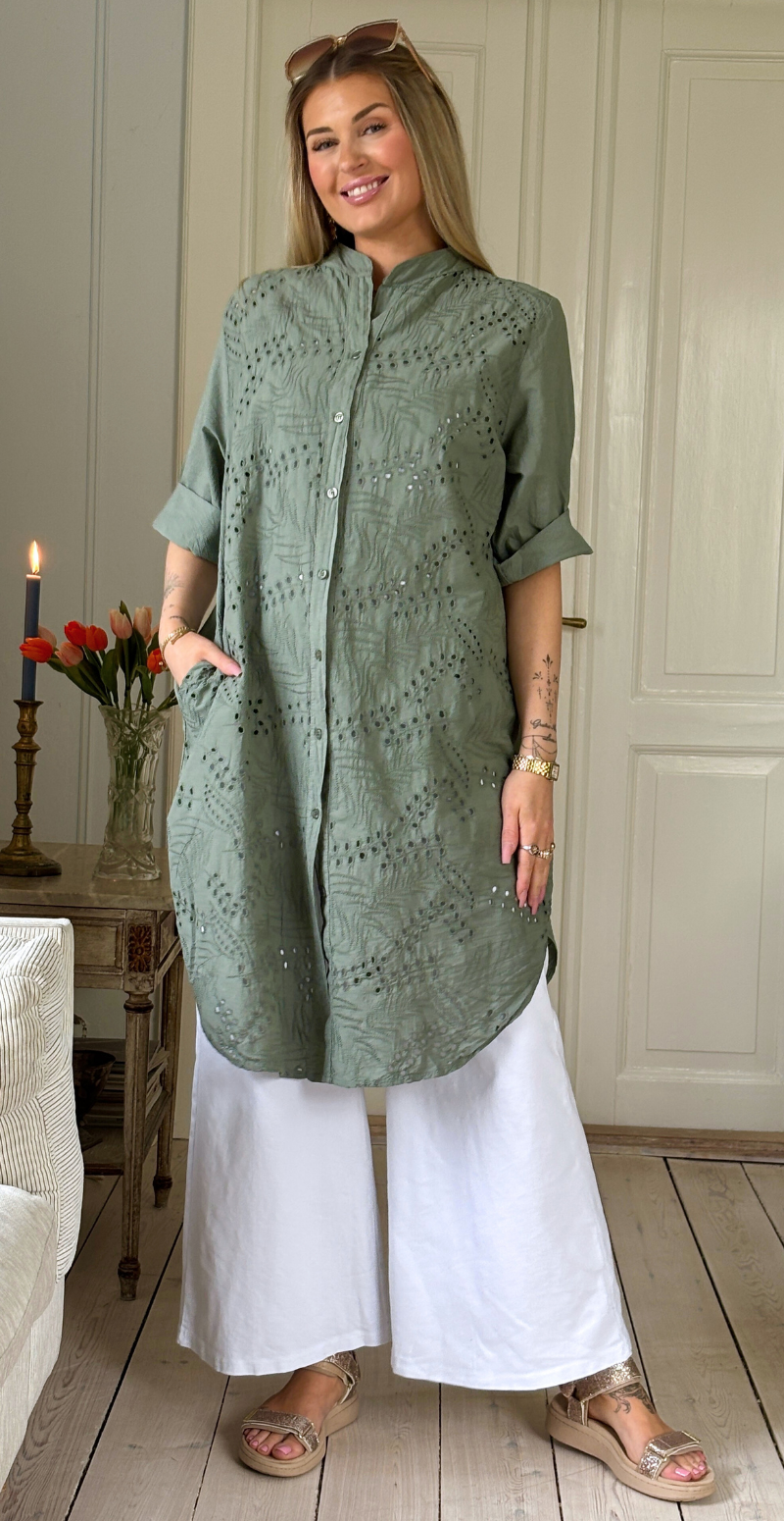 Amy kjole-tunika med knapper og broderi anglaise khaki LikeLondon