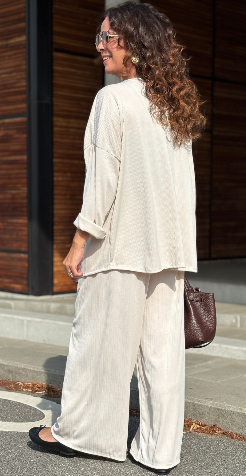 Tessie sæt med struktur og logo fortil bluse og bukser beige LikeLondon