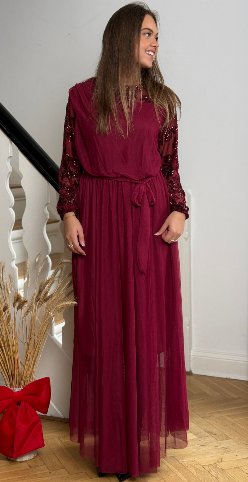 Nash kjole i chiffon med pailletter og bindbånd bordeaux LikeLondon