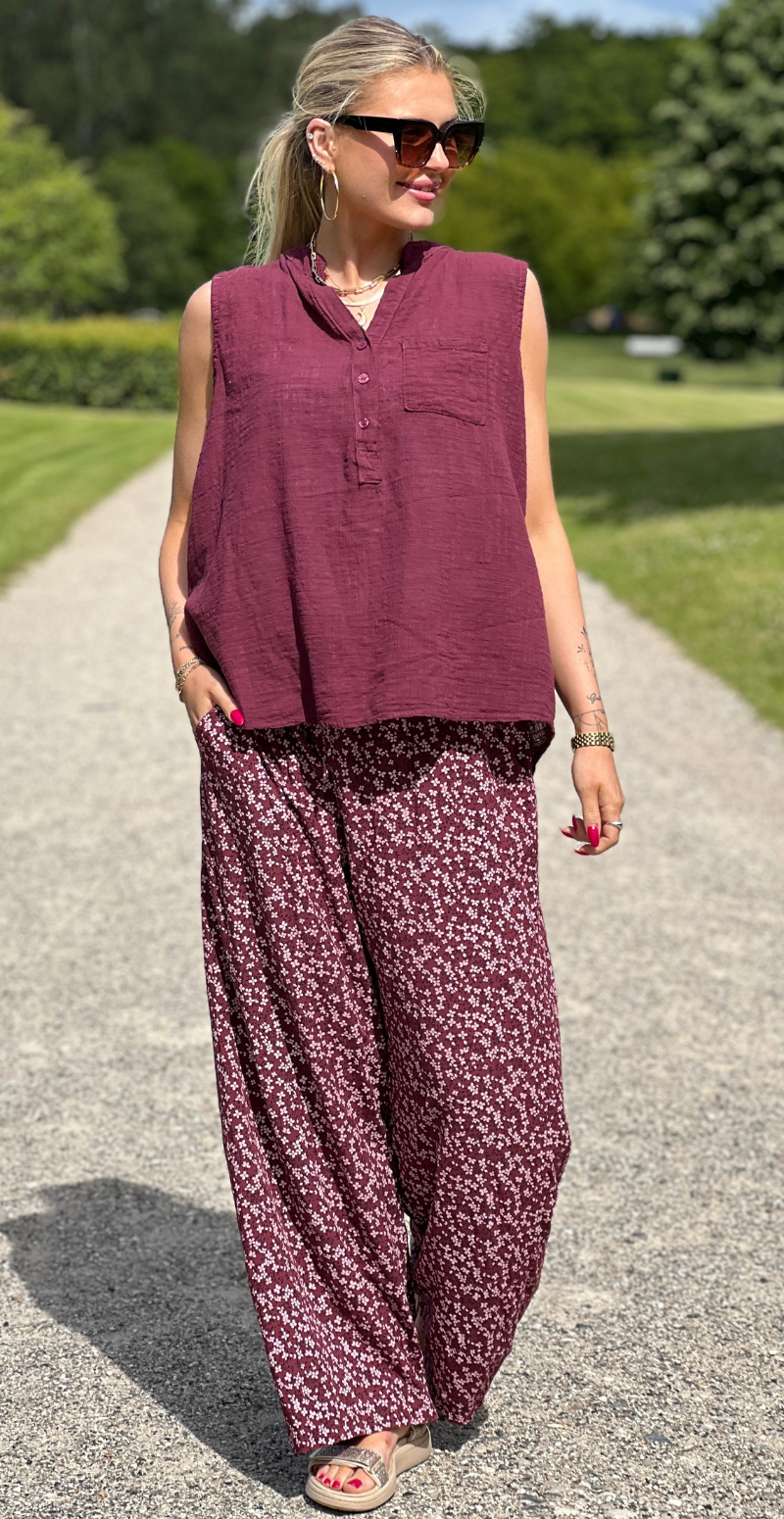 Vivian bluse med stolpelukning og brystlomme bordeaux LikeLondon