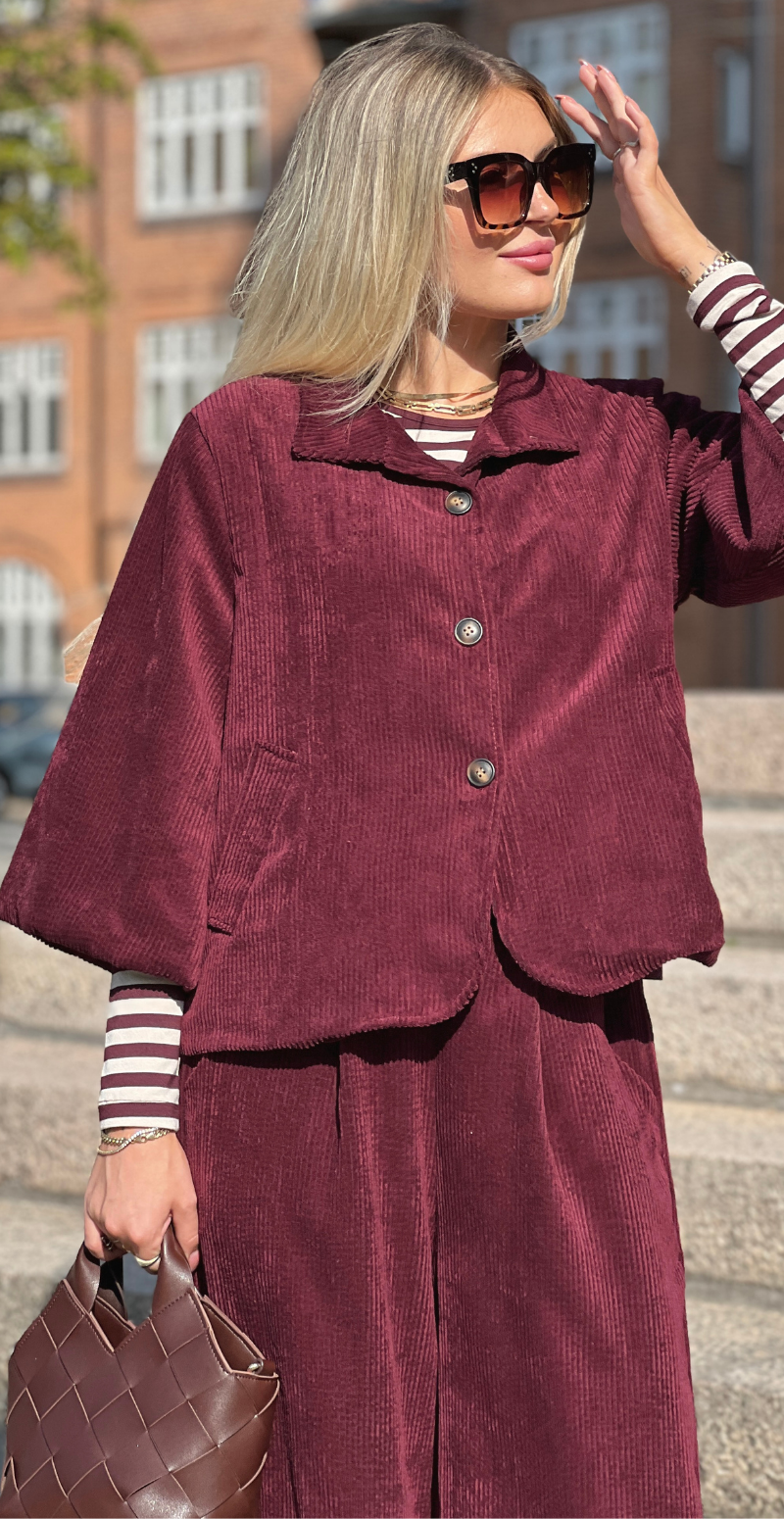 Ellinor fløjlsjakke med krave og hornknapper bordeaux LikeLondon