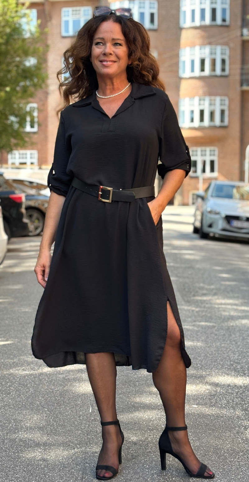 Tilly kjole med v-hals, krave og slids sort LikeLondon