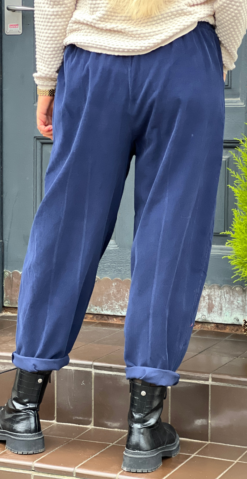 Nella fløjlsbukser med lommer foran og elastik i taljen navy LikeLondon