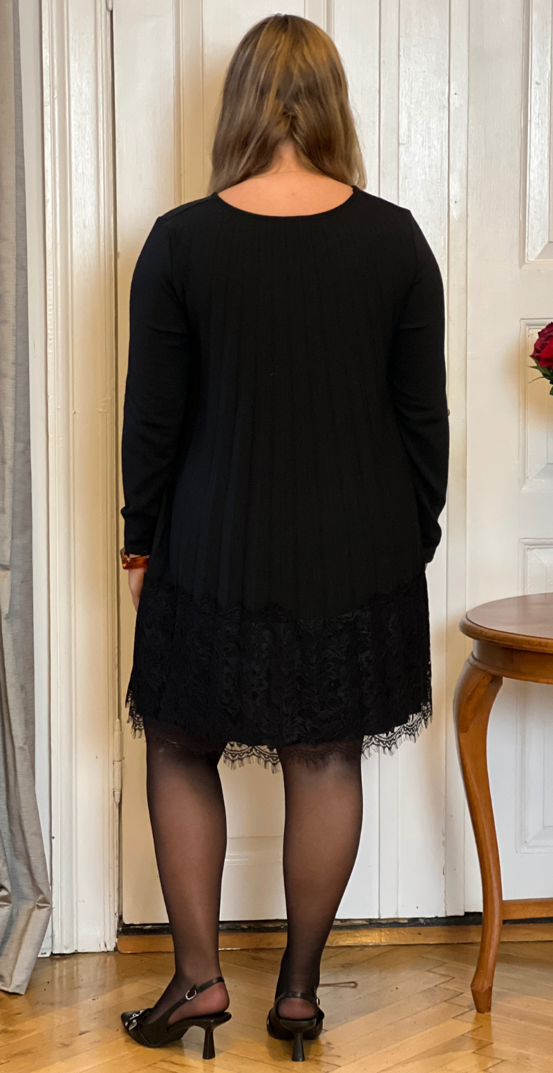 Thilde strikkjole med plissé og blondekant sort LikeLondon