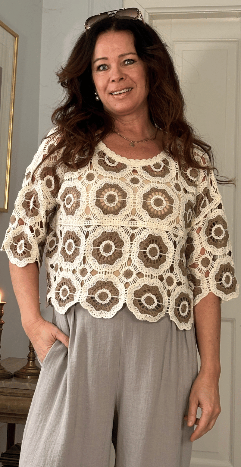 Edina kort hæklet bluse med mønster brun LikeLondon