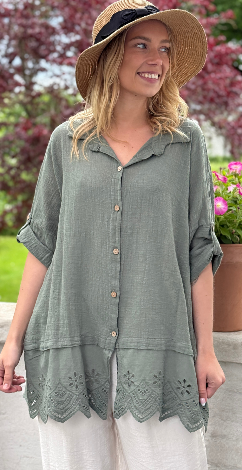 Oda skjortebluse med broderi anglaise khaki LikeLondon