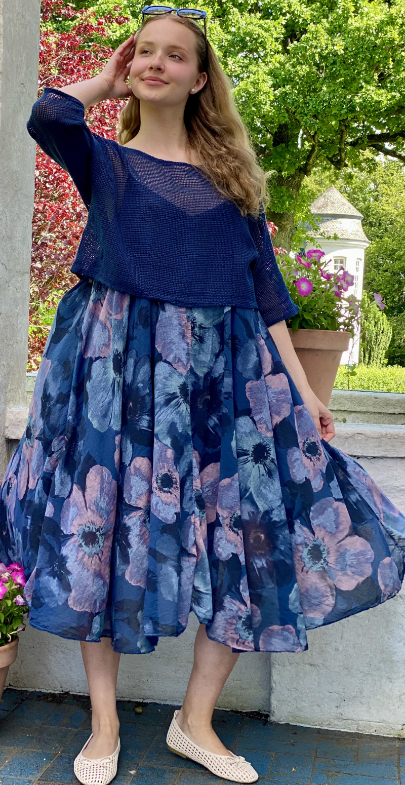 Ophelia kjole med blomsterprint og tynde stropper med tilhørende bluse navy LikeLondon
