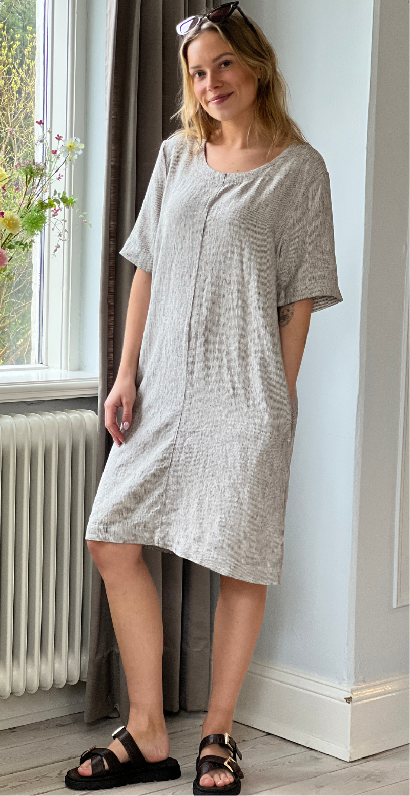 Lava hørkjole med lommer og knapdetalje coffee bean w. star off-white Freequent