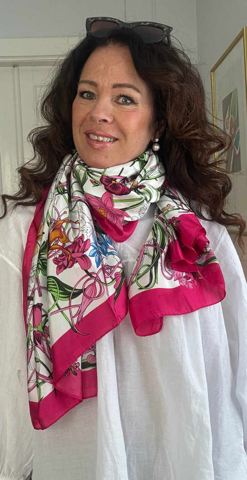 Silketørklæde med blomster og små sommerfugle pink LikeLondon