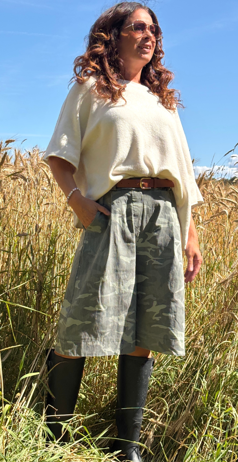Emma bermuda shorts med camouflage og bælte khaki LikeLondon