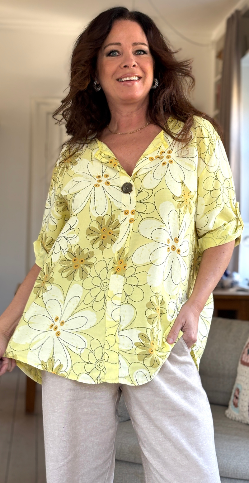 Laia bluse med blomsterprint og bronzeknap gul LikeLondon