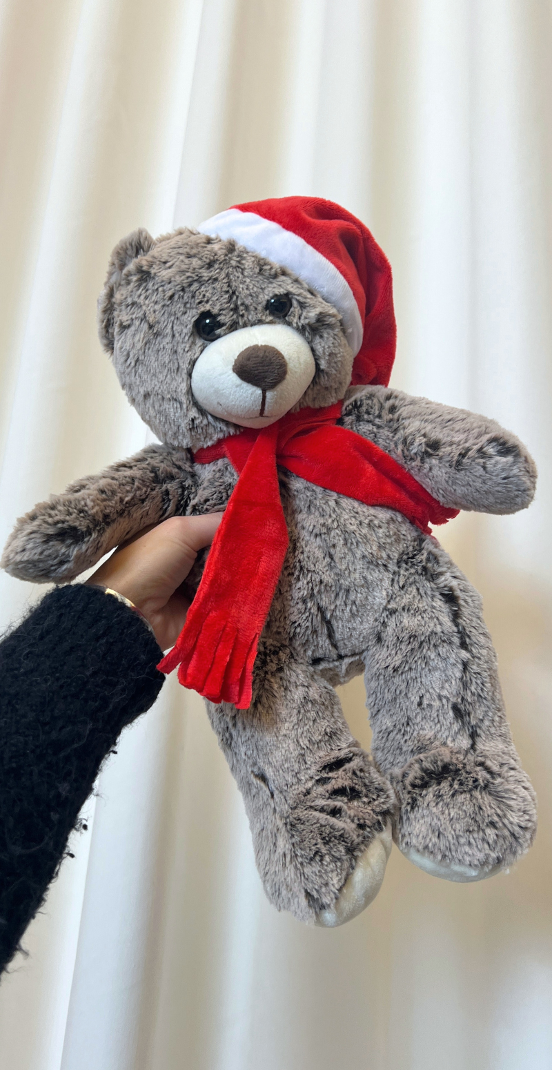 Sød julebamse med nissehue og tørklæde