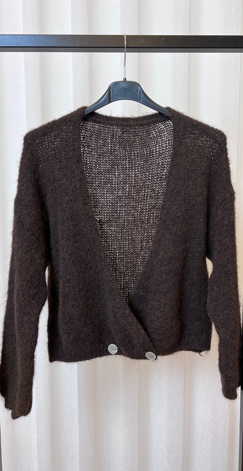 Kitty strikcardigan med wrapeffekt og knapper brun LikeLondon