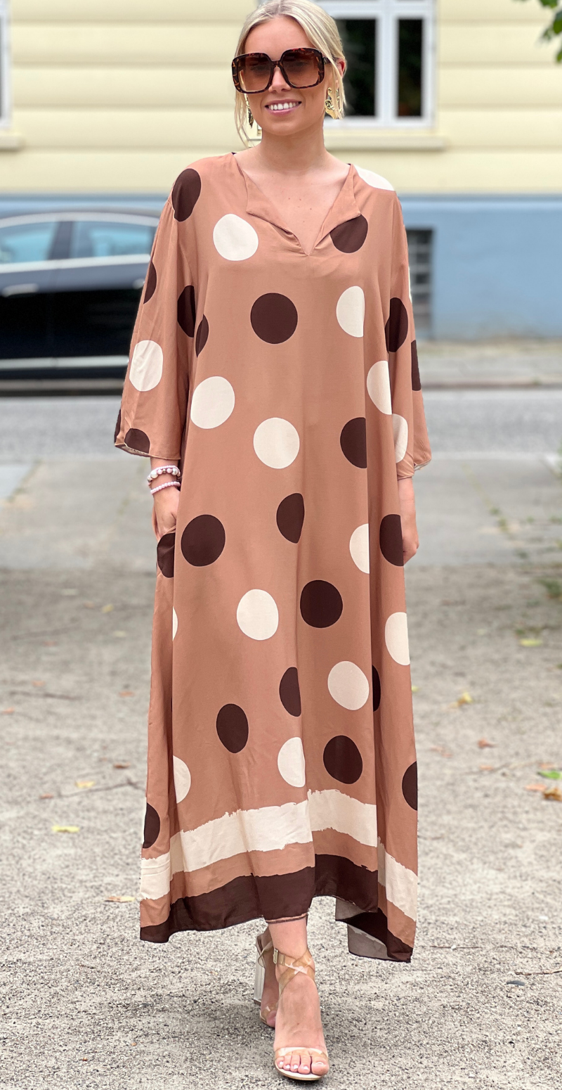 Effie lang kjole med store dots og lommer taupe LikeLondon