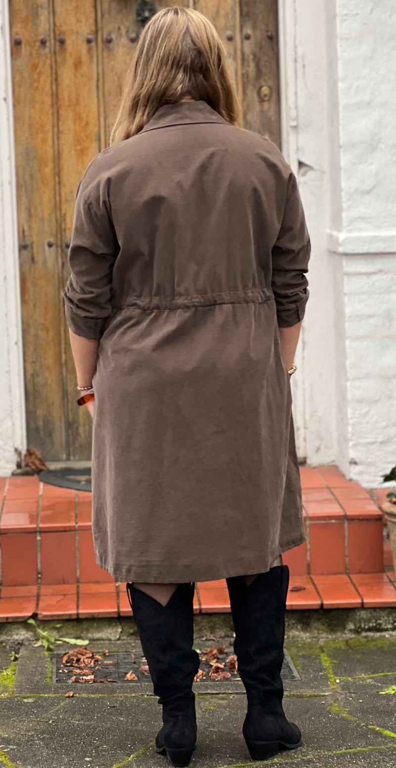 Silvia fløjlskjole med snøre i taljen brun LikeLondon