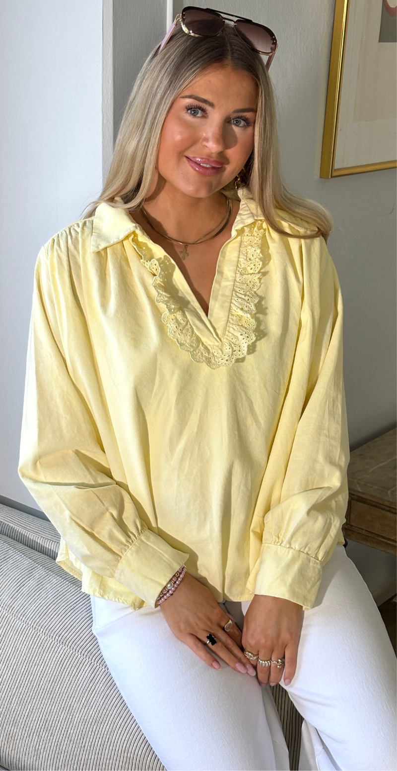 Forudbestil uge 8 Otella fløjlsbluse med v-hals og flæsekant gul LikeLondon
