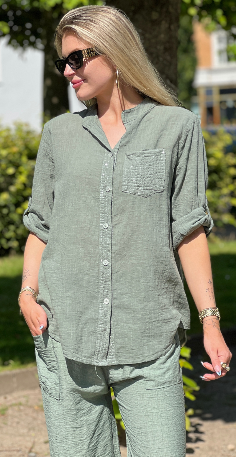 Karla ensfarvet bluse med pailletdetaljer khaki LikeLondon